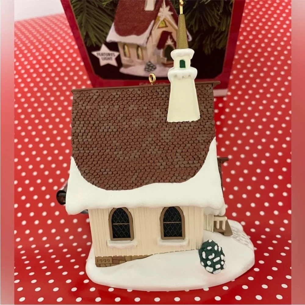 1999 HALLMARK Keepsake Lighted Colonial Church Christmas Ornament